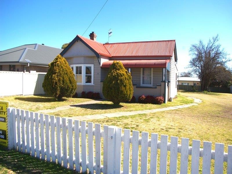 81 Bridge St, Uralla NSW 2358