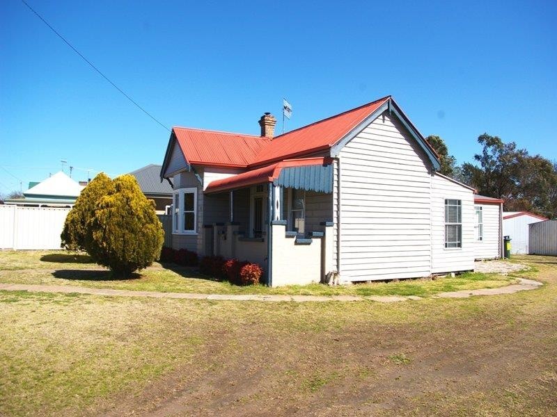 81 Bridge St, Uralla NSW 2358