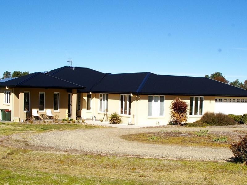6 Plane Ave, Uralla NSW 2358