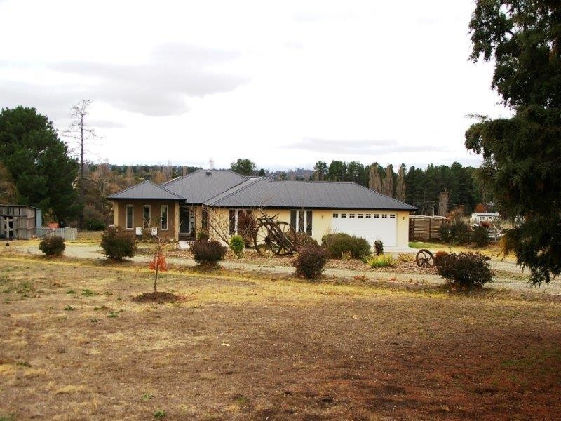 6 Plane Ave, Uralla NSW 2358