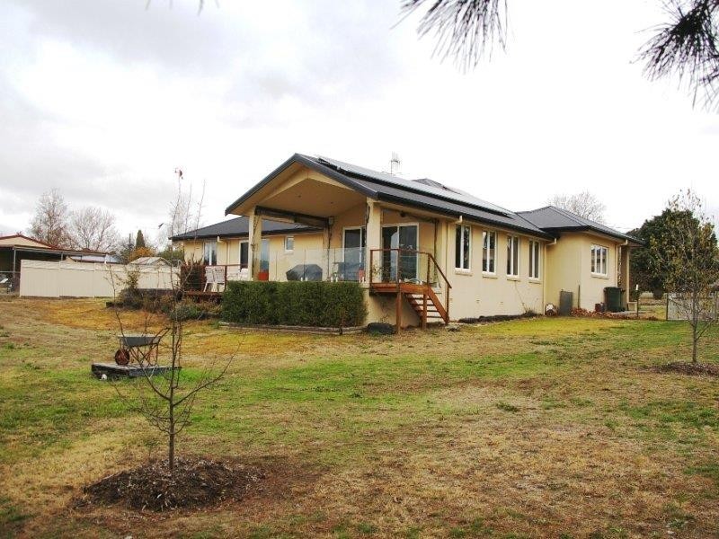 6 Plane Ave, Uralla NSW 2358