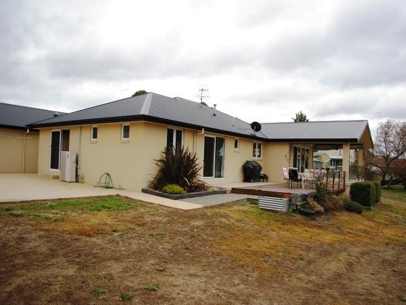 6 Plane Ave, Uralla NSW 2358
