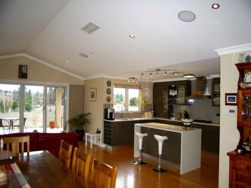 6 Plane Ave, Uralla NSW 2358
