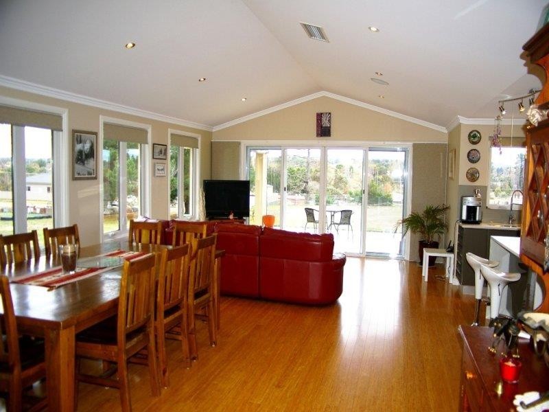 6 Plane Ave, Uralla NSW 2358