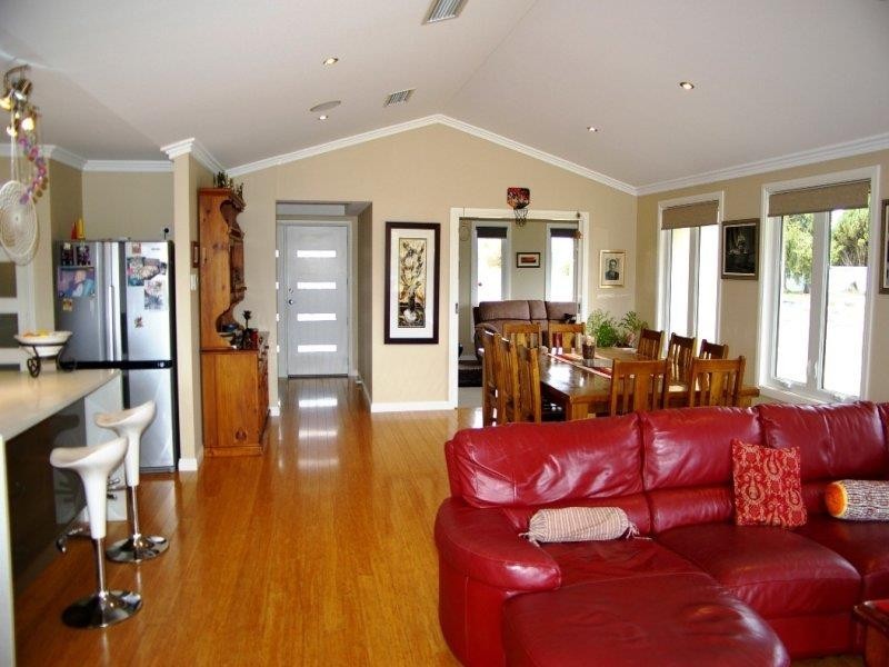 6 Plane Ave, Uralla NSW 2358