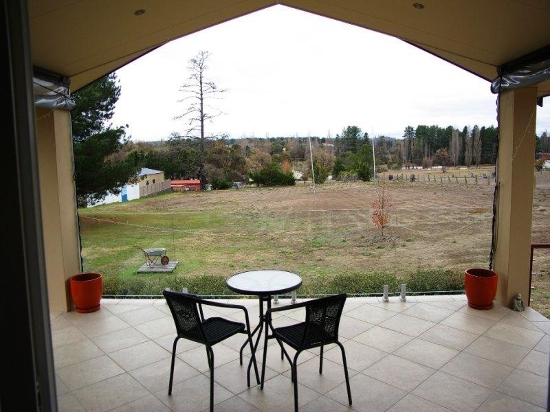 6 Plane Ave, Uralla NSW 2358