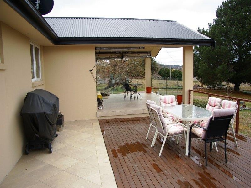 6 Plane Ave, Uralla NSW 2358