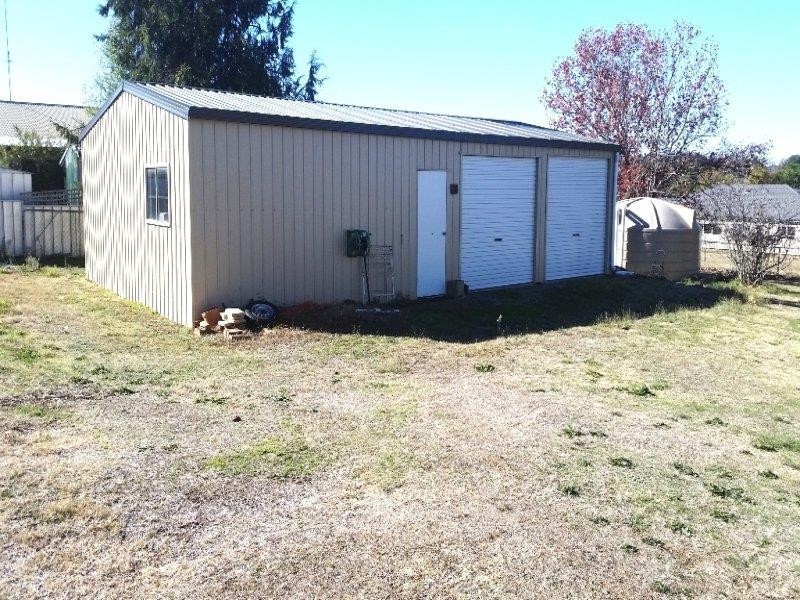 6 Plane Ave, Uralla NSW 2358