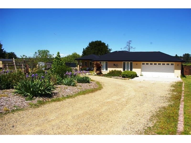 6 Plane Ave, Uralla NSW 2358