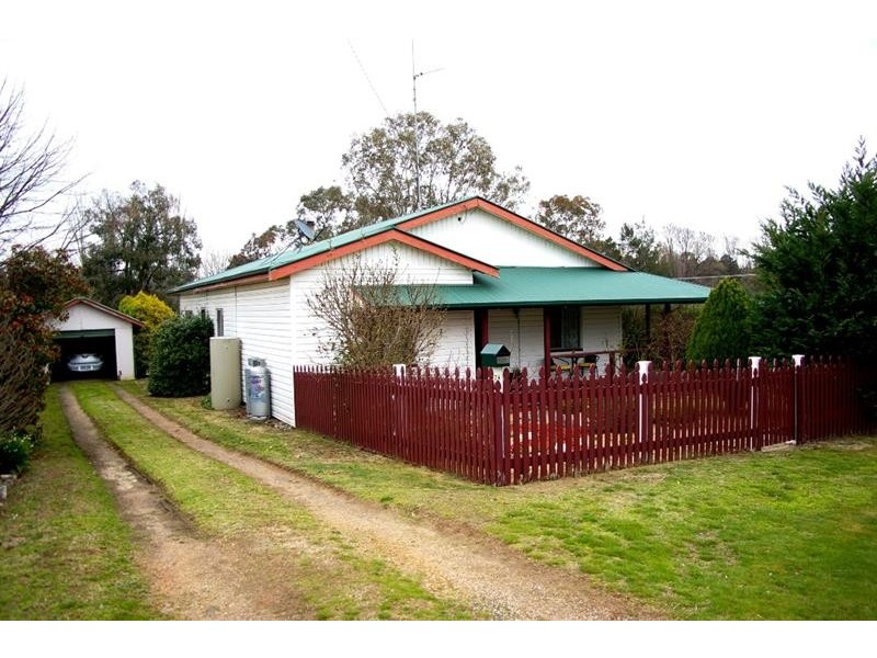 24 Salisbury St, Uralla NSW 2358
