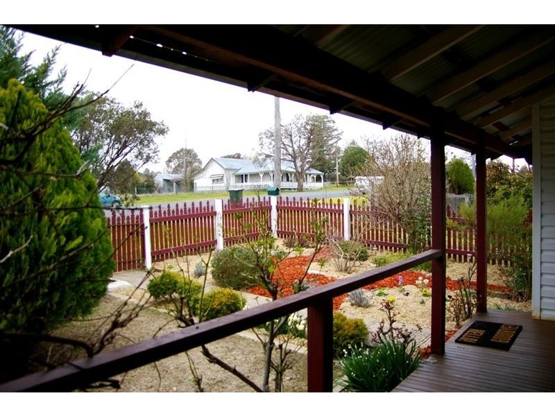24 Salisbury St, Uralla NSW 2358