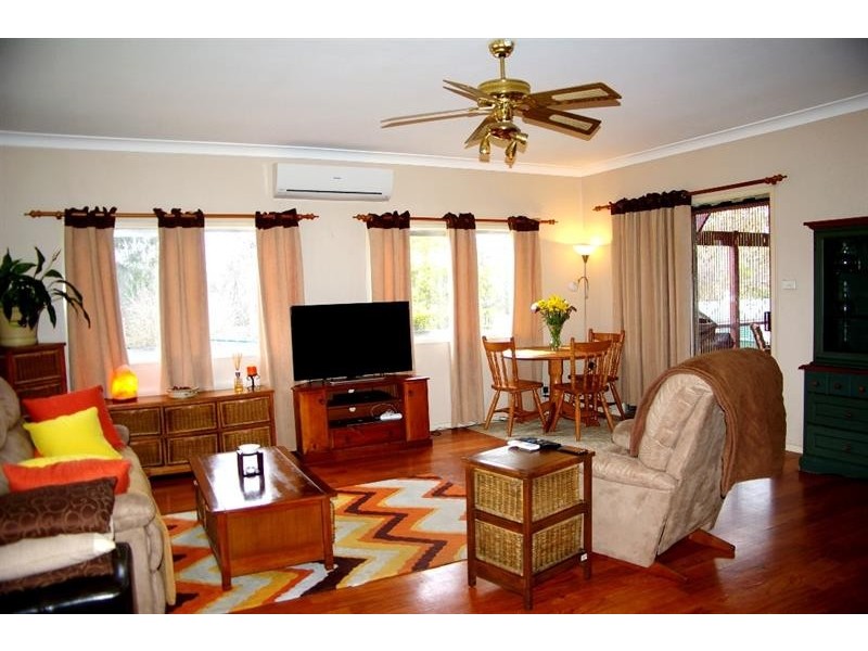 24 Salisbury St, Uralla NSW 2358