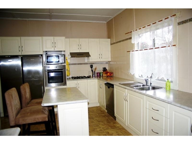 24 Salisbury St, Uralla NSW 2358