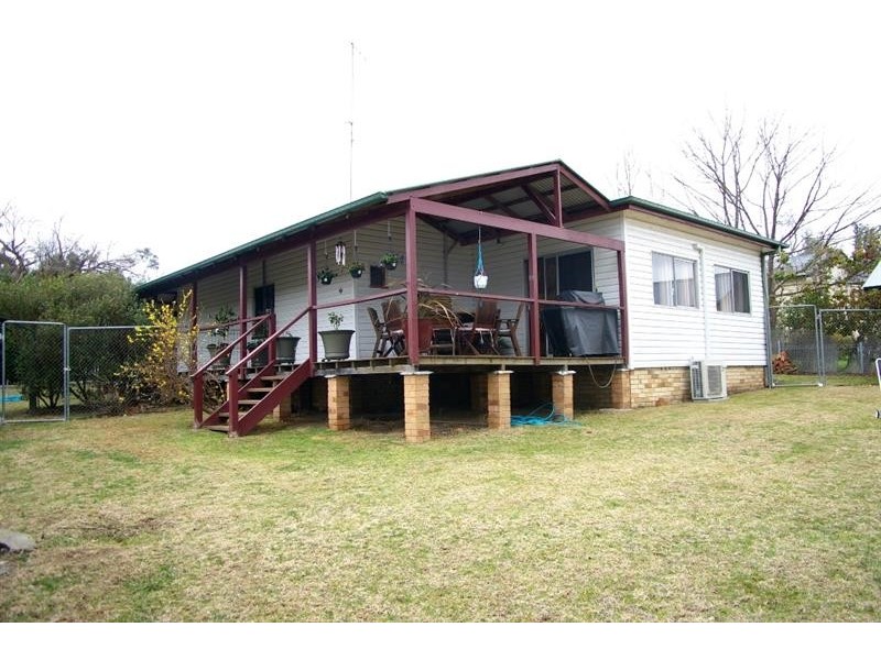 24 Salisbury St, Uralla NSW 2358