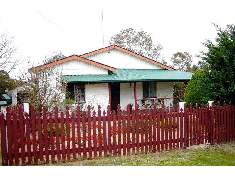 24 Salisbury St, Uralla NSW 2358