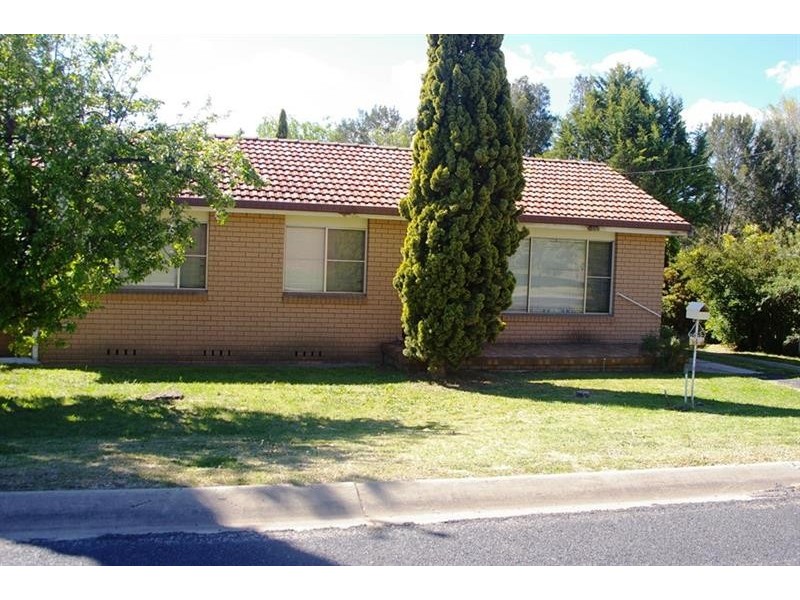 1 Church Ave, Uralla NSW 2358
