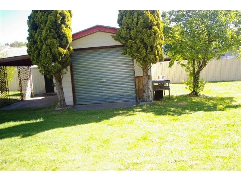 1 Church Ave, Uralla NSW 2358