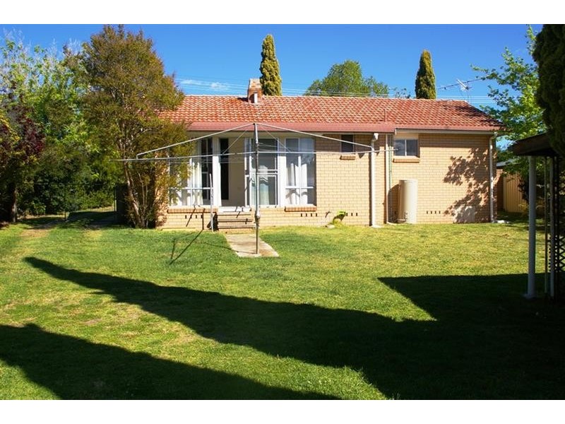 1 Church Ave, Uralla NSW 2358