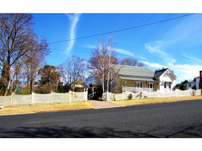 4 Park Street, Uralla NSW 2358