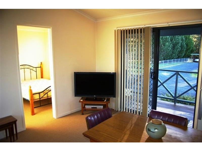 Cabin 1A Queen Street, Uralla NSW 2358