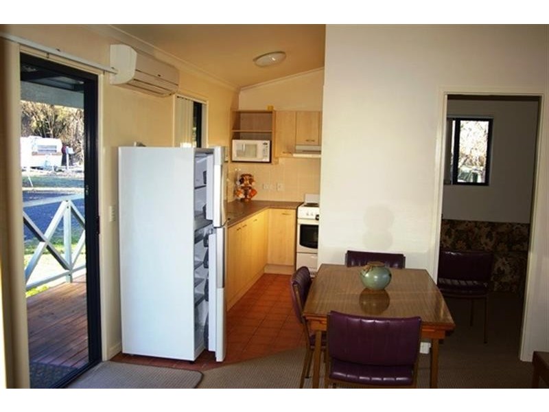 Cabin 1A Queen Street, Uralla NSW 2358