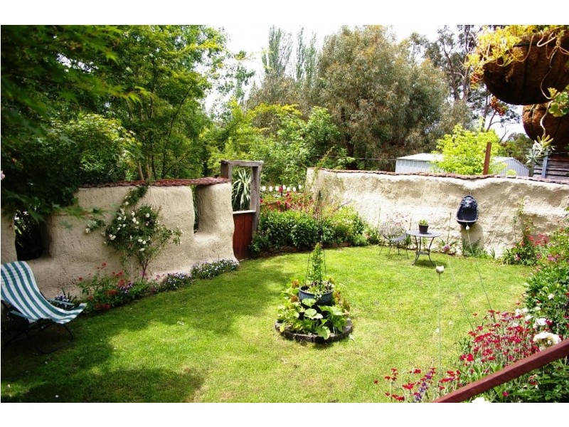 21 Elizabeth Avenue, Uralla NSW 2358