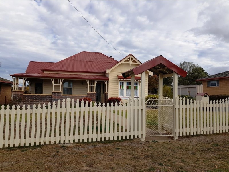 42 East Street, Uralla NSW 2358