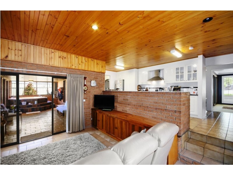 24 Plane Avenue, Uralla NSW 2358