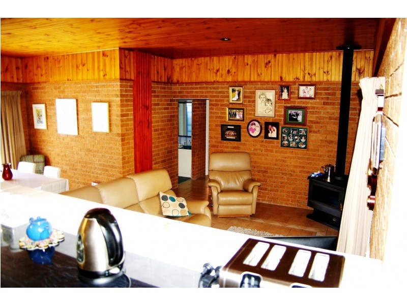 24 Plane Avenue, Uralla NSW 2358