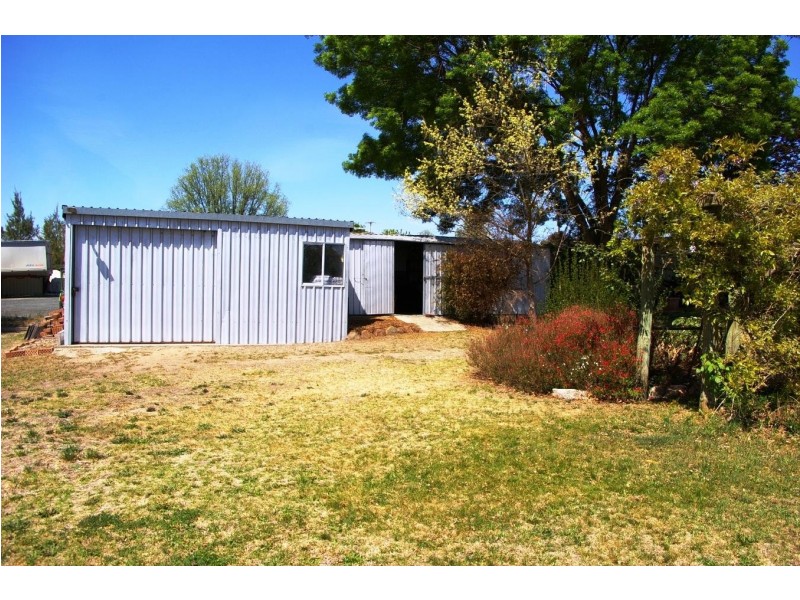 24 Plane Avenue, Uralla NSW 2358