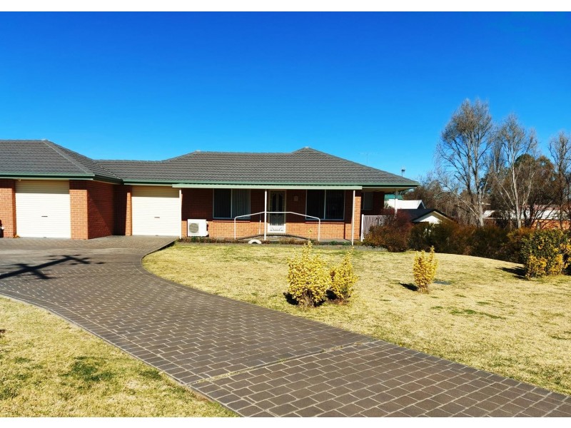 2/16A Hill Street, Uralla NSW 2358