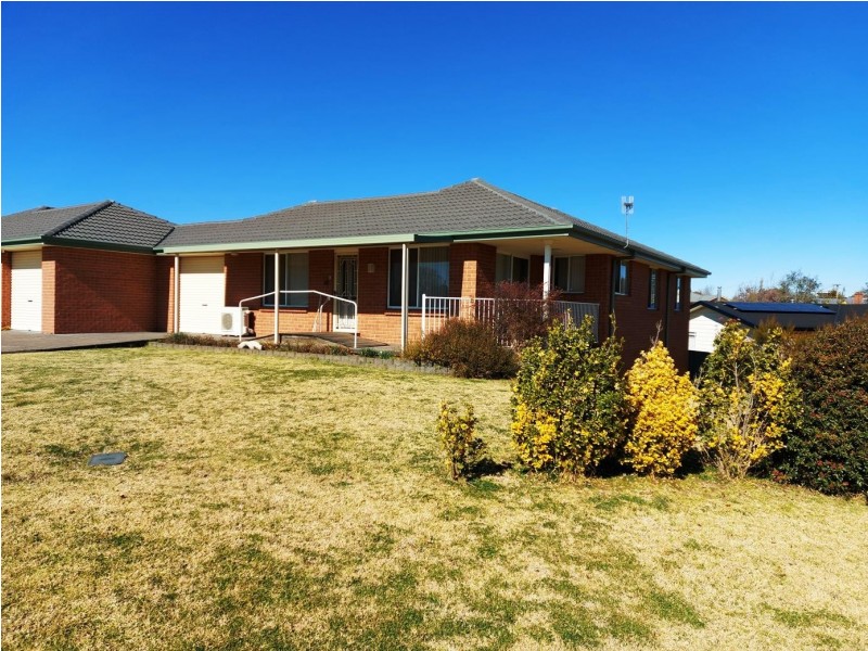 2/16A Hill Street, Uralla NSW 2358