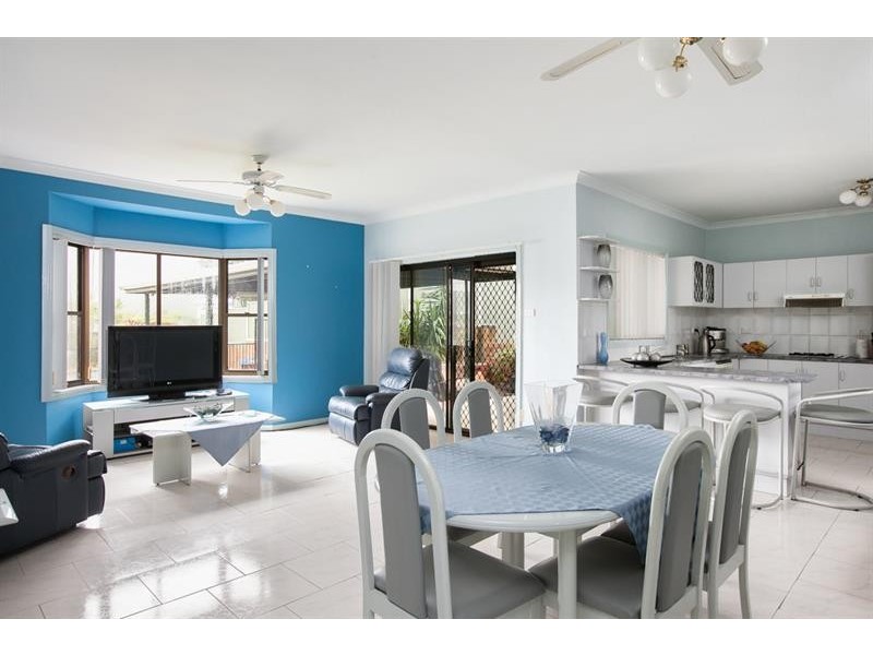 10 Murrogun Cres, Cordeaux Heights NSW 2526