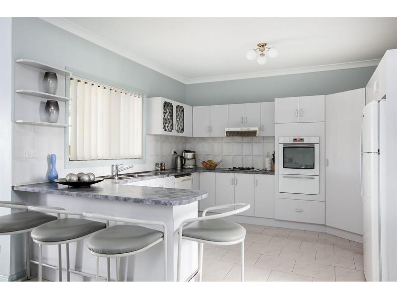10 Murrogun Cres, Cordeaux Heights NSW 2526
