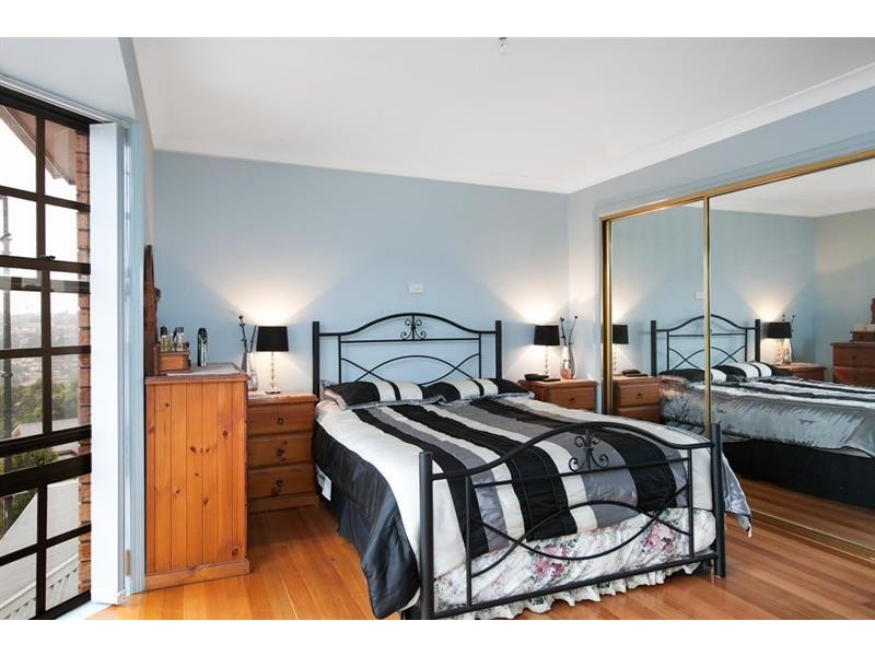 10 Murrogun Cres, Cordeaux Heights NSW 2526
