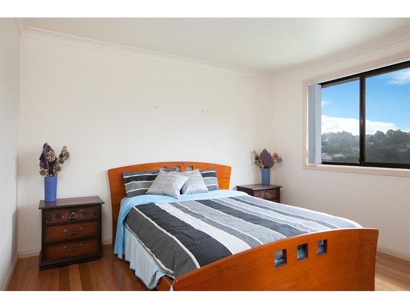10 Murrogun Cres, Cordeaux Heights NSW 2526