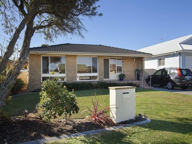 15 Woodford Ave, Warilla NSW 2528