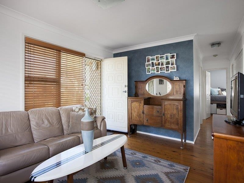 15 Woodford Ave, Warilla NSW 2528