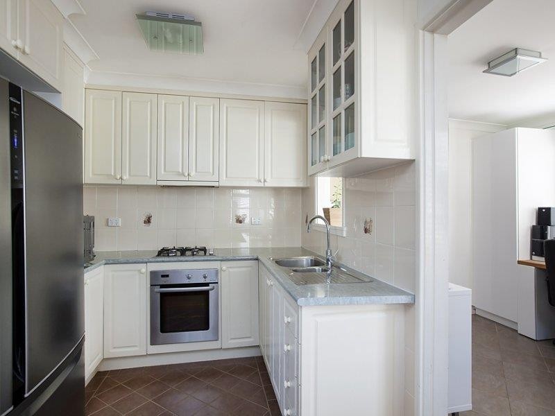 15 Woodford Ave, Warilla NSW 2528