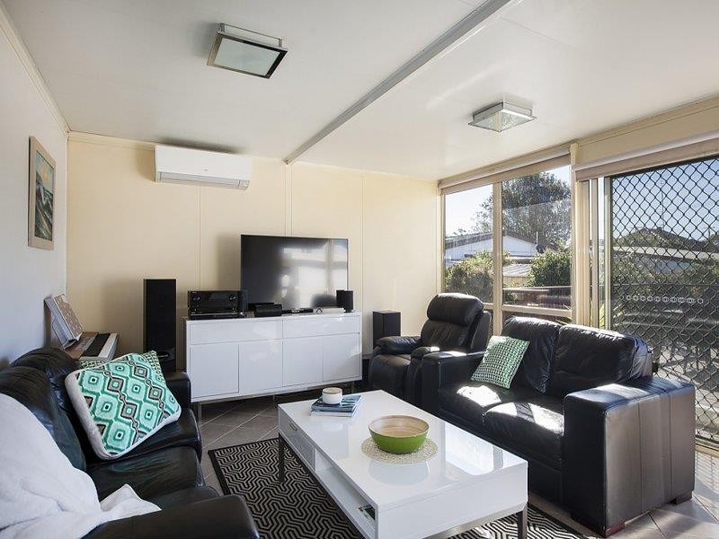 15 Woodford Ave, Warilla NSW 2528