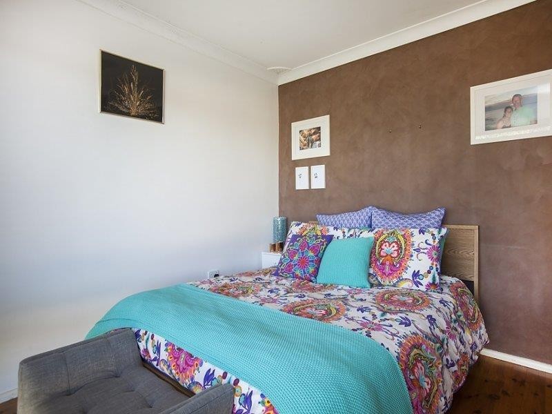 15 Woodford Ave, Warilla NSW 2528