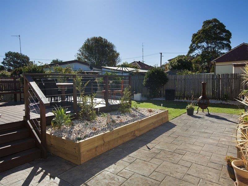 15 Woodford Ave, Warilla NSW 2528