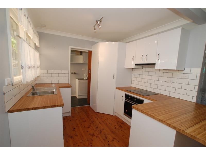 18 Hunter St, Barrack Heights NSW 2528