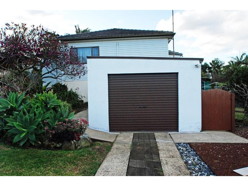 11 Claremont Ave, Lake Heights NSW 2502