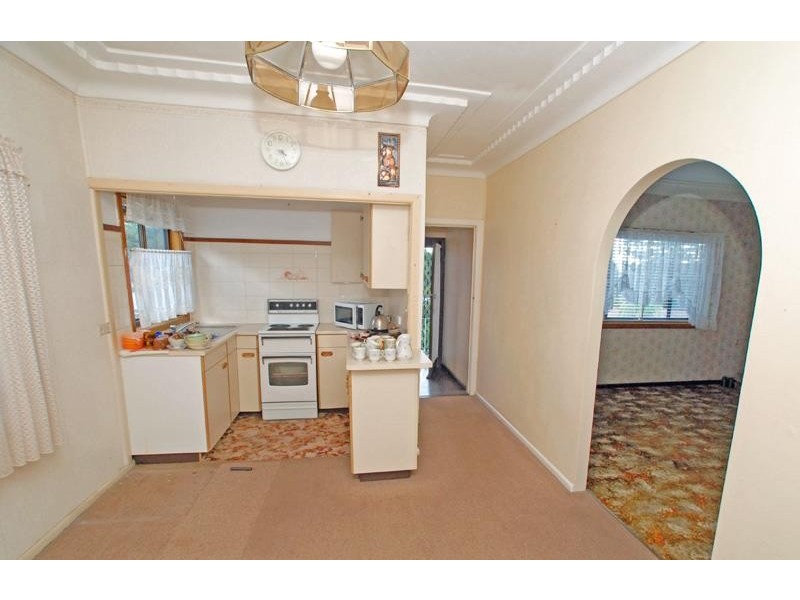 11 Claremont Ave, Lake Heights NSW 2502