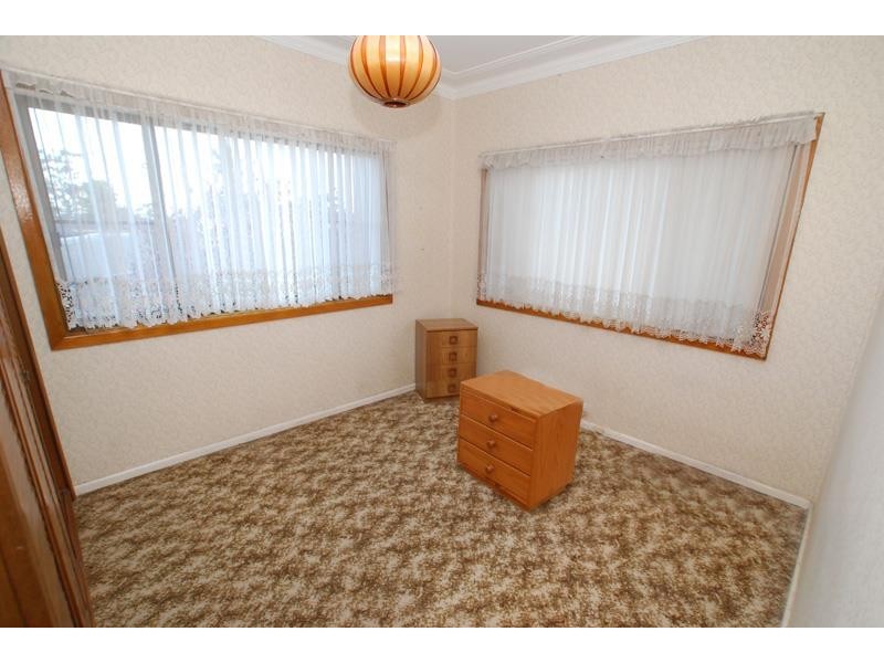 11 Claremont Ave, Lake Heights NSW 2502