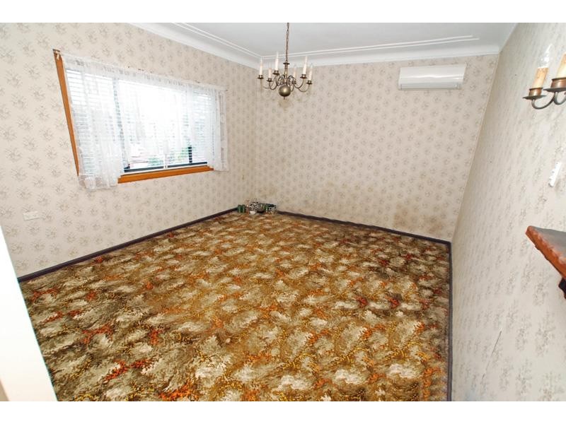 11 Claremont Ave, Lake Heights NSW 2502