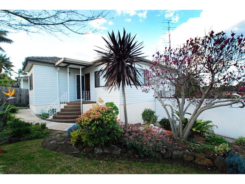 11 Claremont Ave, Lake Heights NSW 2502