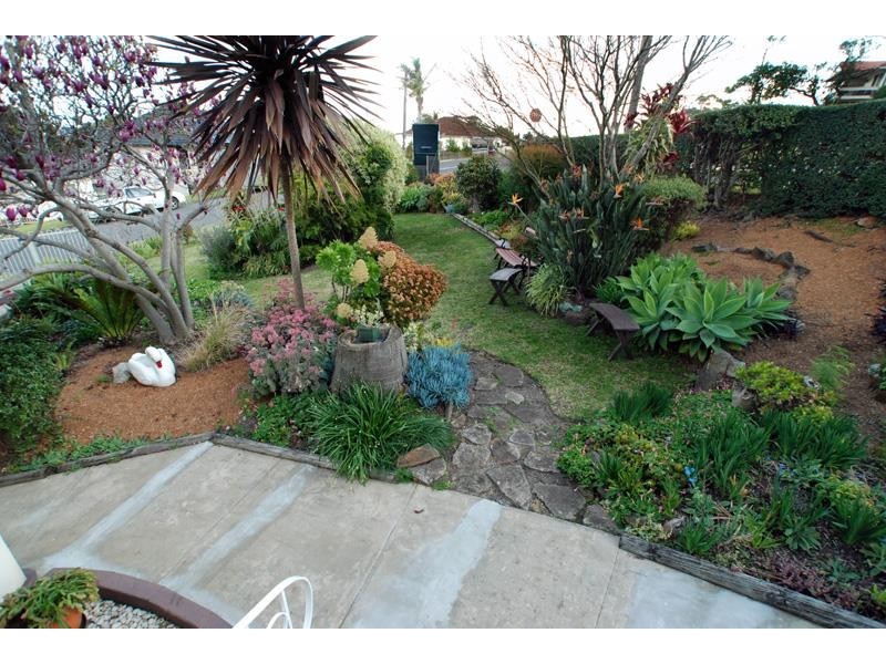 11 Claremont Ave, Lake Heights NSW 2502