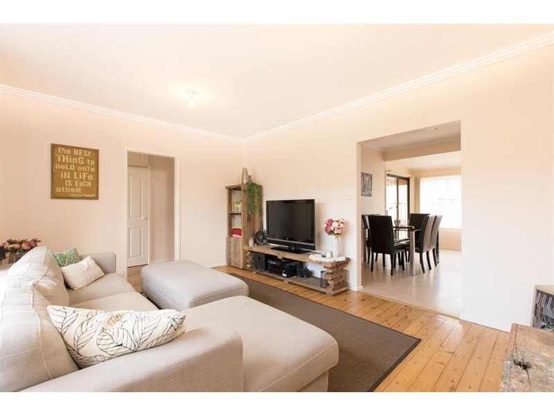 17 Miller St, Oak Flats NSW 2529